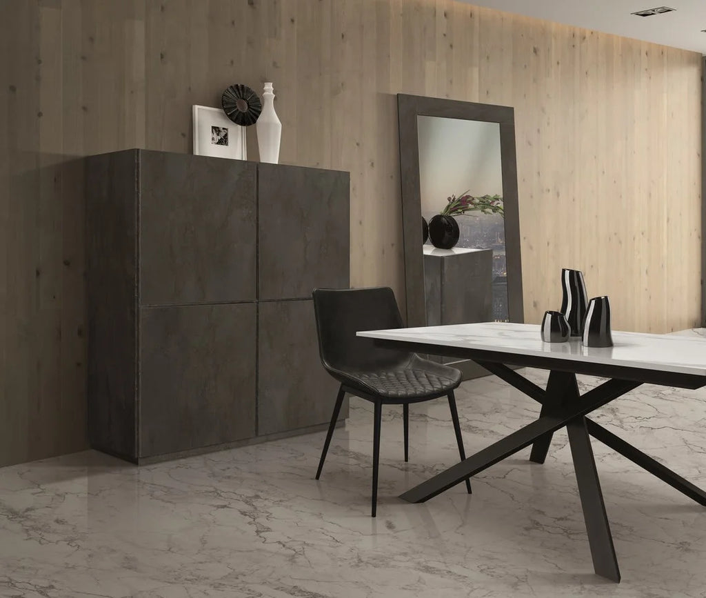 Credenza FAVIGNANA in legno, finitura in acciaio ossidato, piano effetto marmo statuario, 136×50 cm