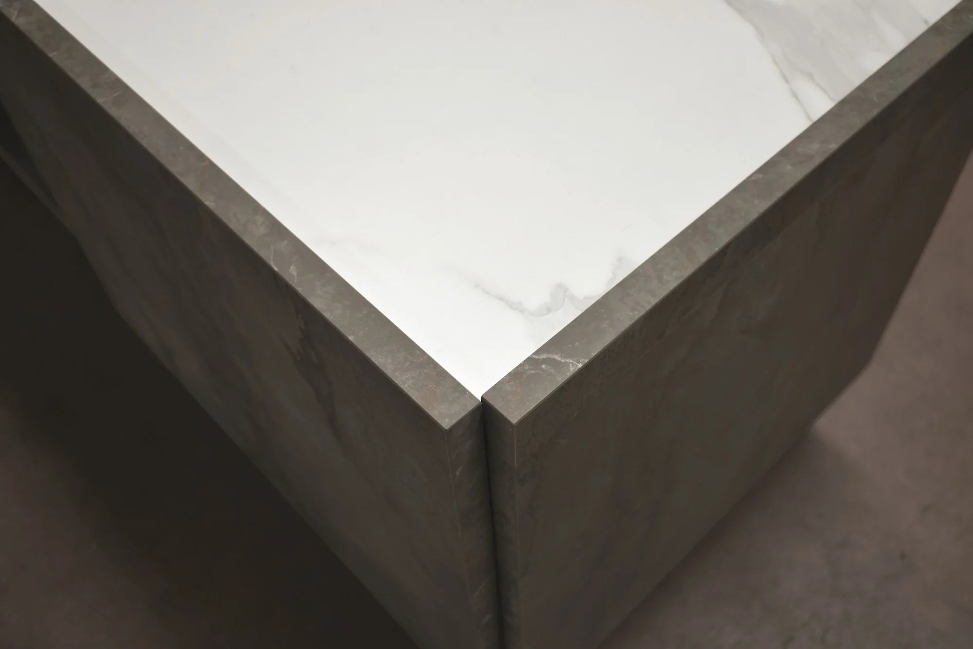 Credenza FAVIGNANA in legno, finitura in acciaio ossidato, piano effetto marmo statuario, 200×50 cm