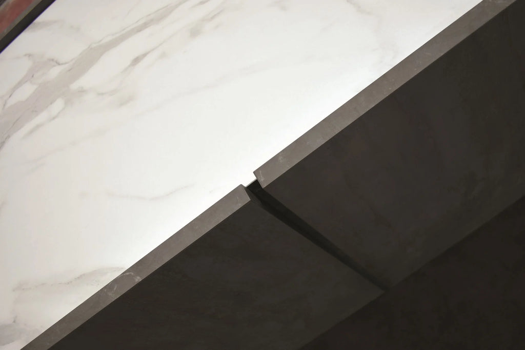 Credenza FAVIGNANA in legno, finitura in acciaio ossidato, piano effetto marmo statuario, 200×50 cm