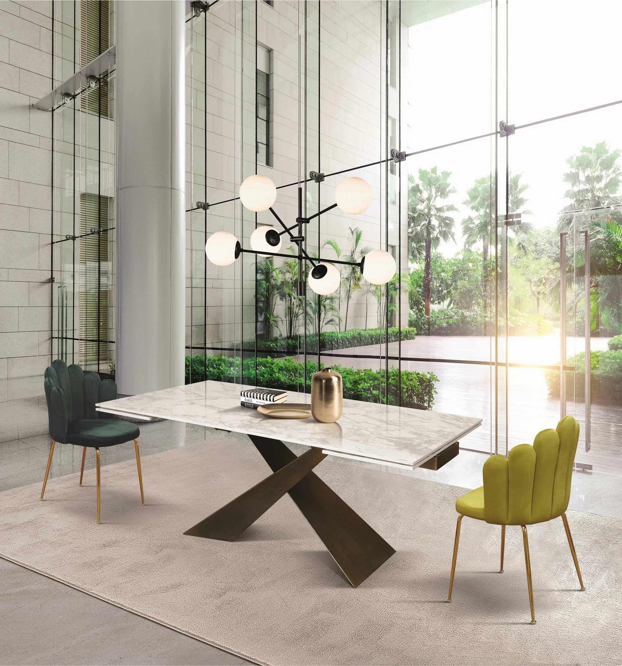 Tavolo FIGARI in vetroceramica bianco arabesco con gambe a X in metallo bronzo, allungabile