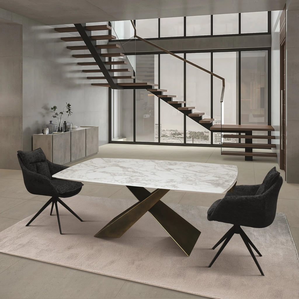 Tavolo FIGARI in vetroceramica bianco arabesco con gambe a X in metallo bronzo, allungabile