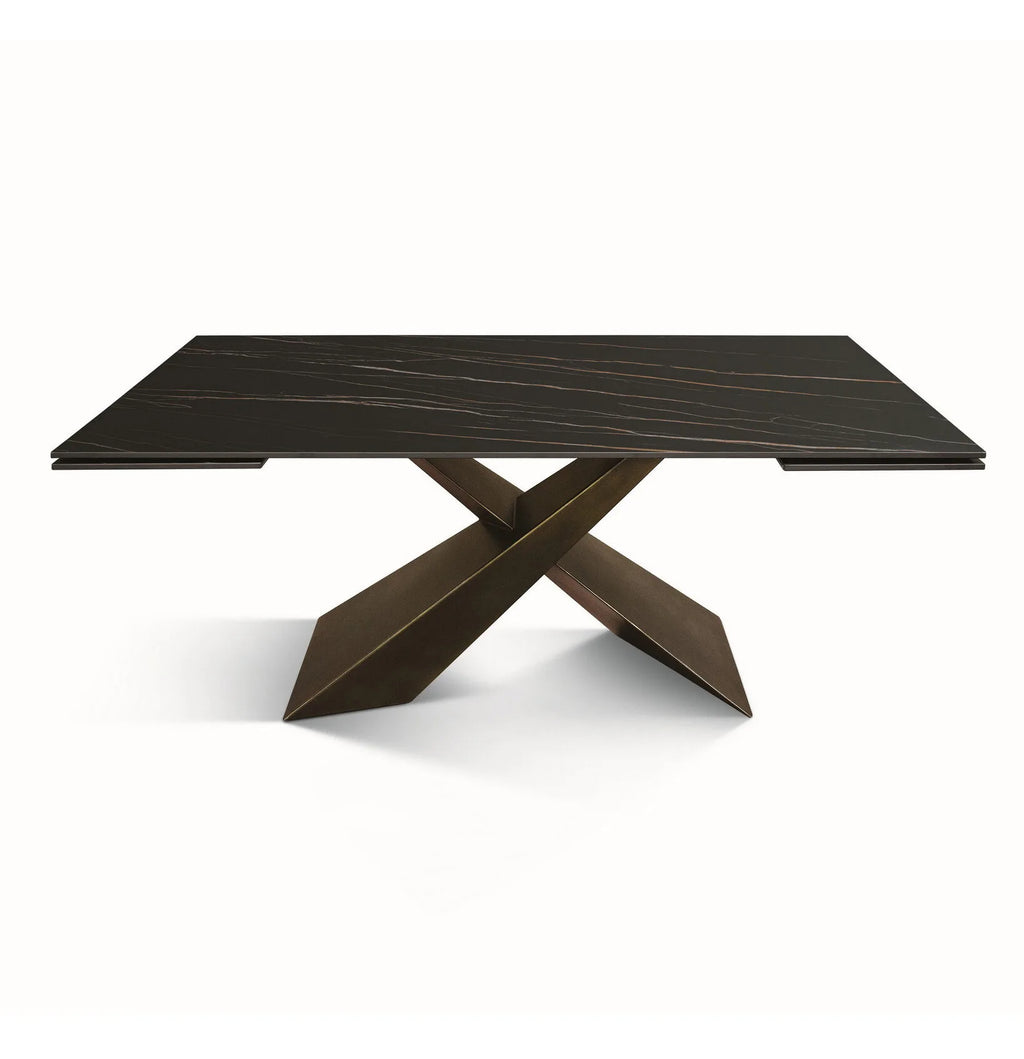 Tavolo FIGARI in vetroceramica matt golden nero con gambe a X in metallo bronzo, allungabile