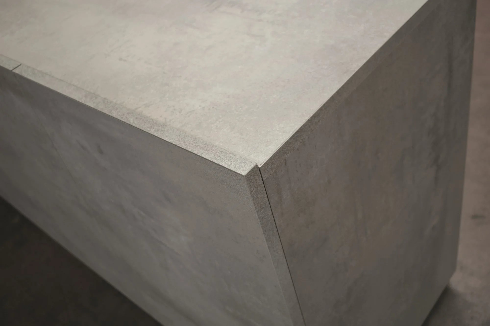 Credenza GORGONA in legno, finitura in grigio cemento, 180×50 cm