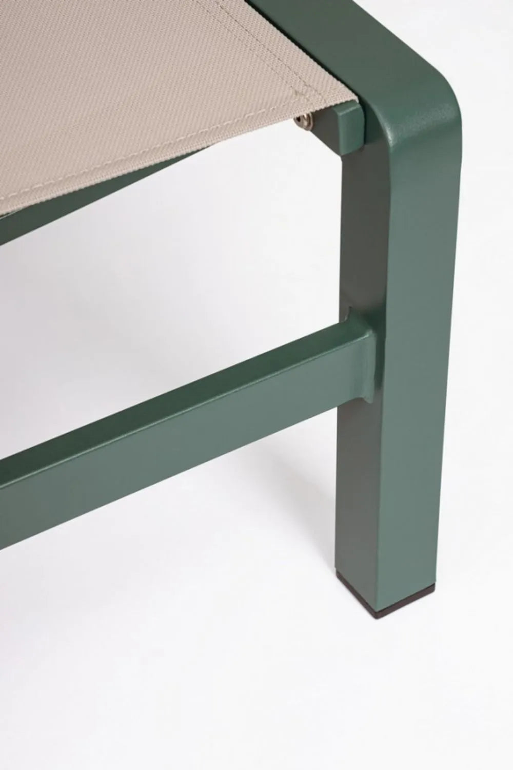 Set di 4 lettini reclinabili KONNOR in alluminio verde e textilene tortora, con ruote