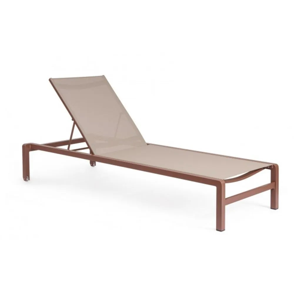 Set di 4 lettini reclinabili KONNOR in alluminio ruggine e textilene tortora, con ruote