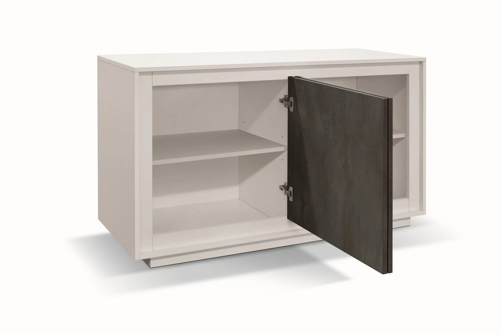Credenza LAMPEDUSA in legno bianco frassinato, ante finitura acciaio ossidato, 140×50 cm