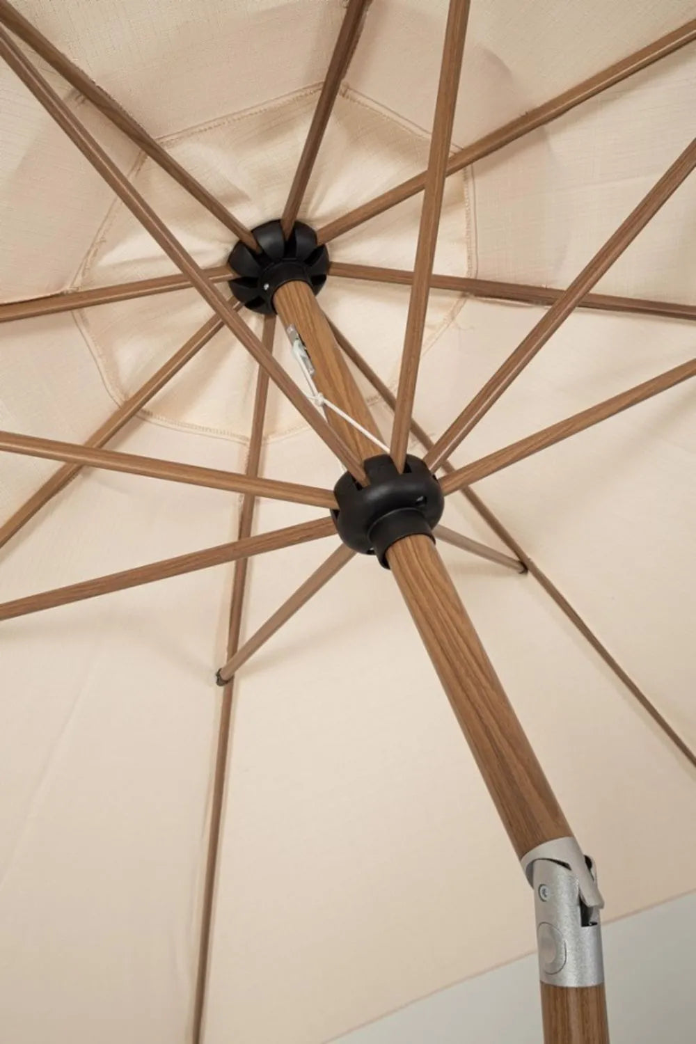 Ombrellone rotondo PALINURO con palo centrale in acciaio e telo beige