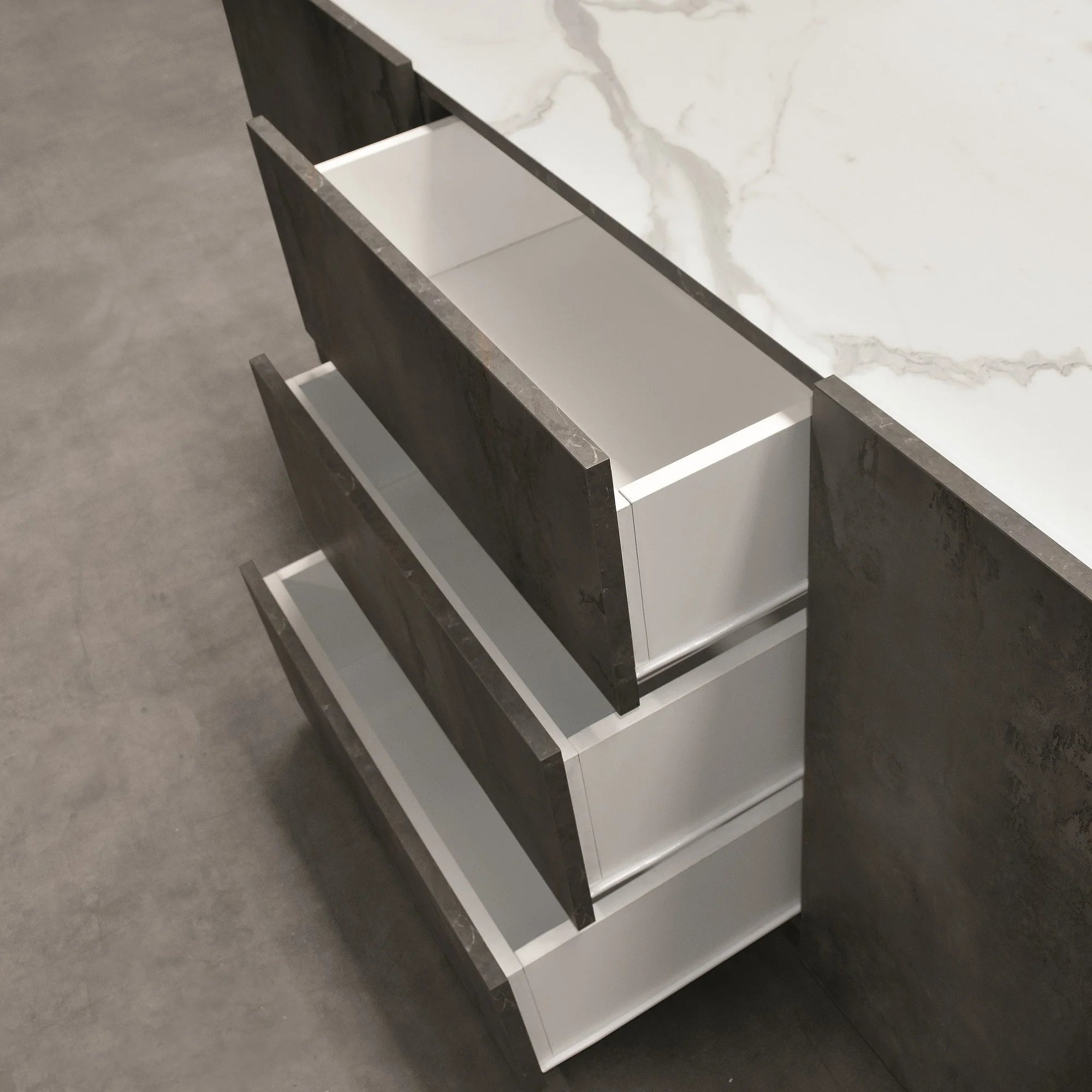 Credenza PIETRASANTA in legno, finitura in acciaio ossidato, piano effetto marmo statuario, 200×50 cm