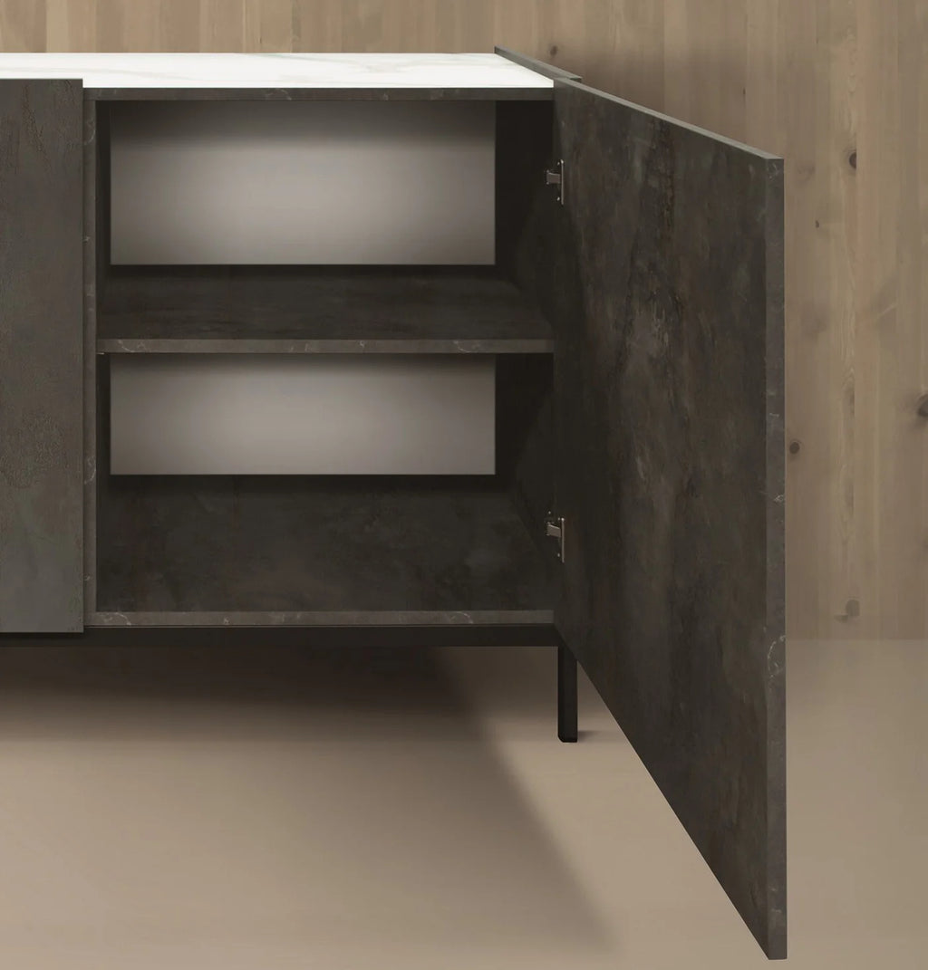 Credenza PIETRASANTA in legno, finitura in acciaio ossidato, piano effetto marmo statuario, 200×50 cm