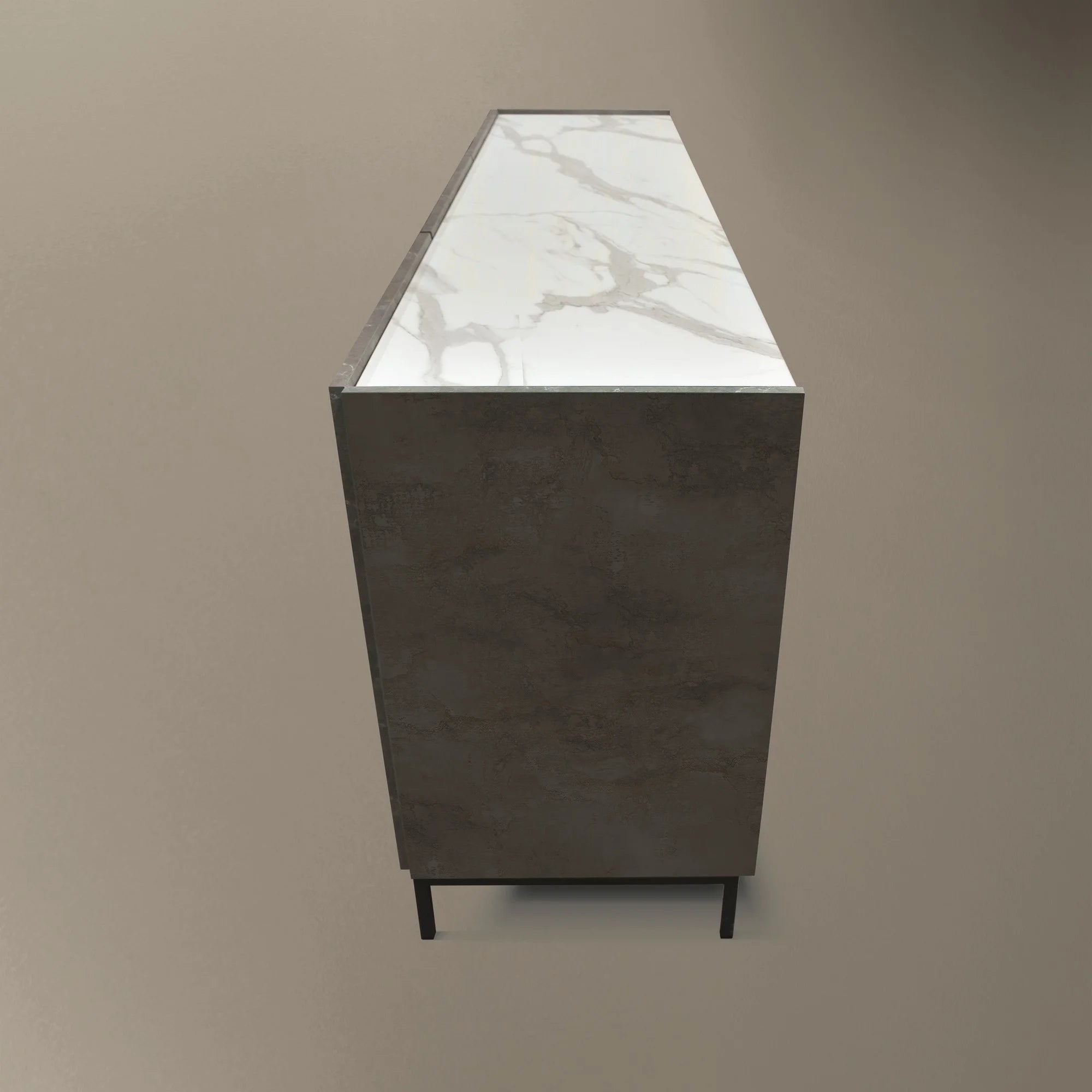 Credenza PIETRASANTA in legno, finitura in acciaio ossidato, piano effetto marmo statuario, 200×50 cm