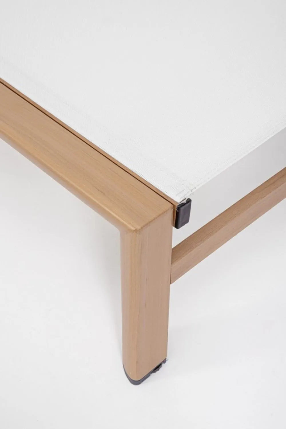 Lettino reclinabile SKIPPER NEW in alluminio color legno e textilene bianco, con ruote