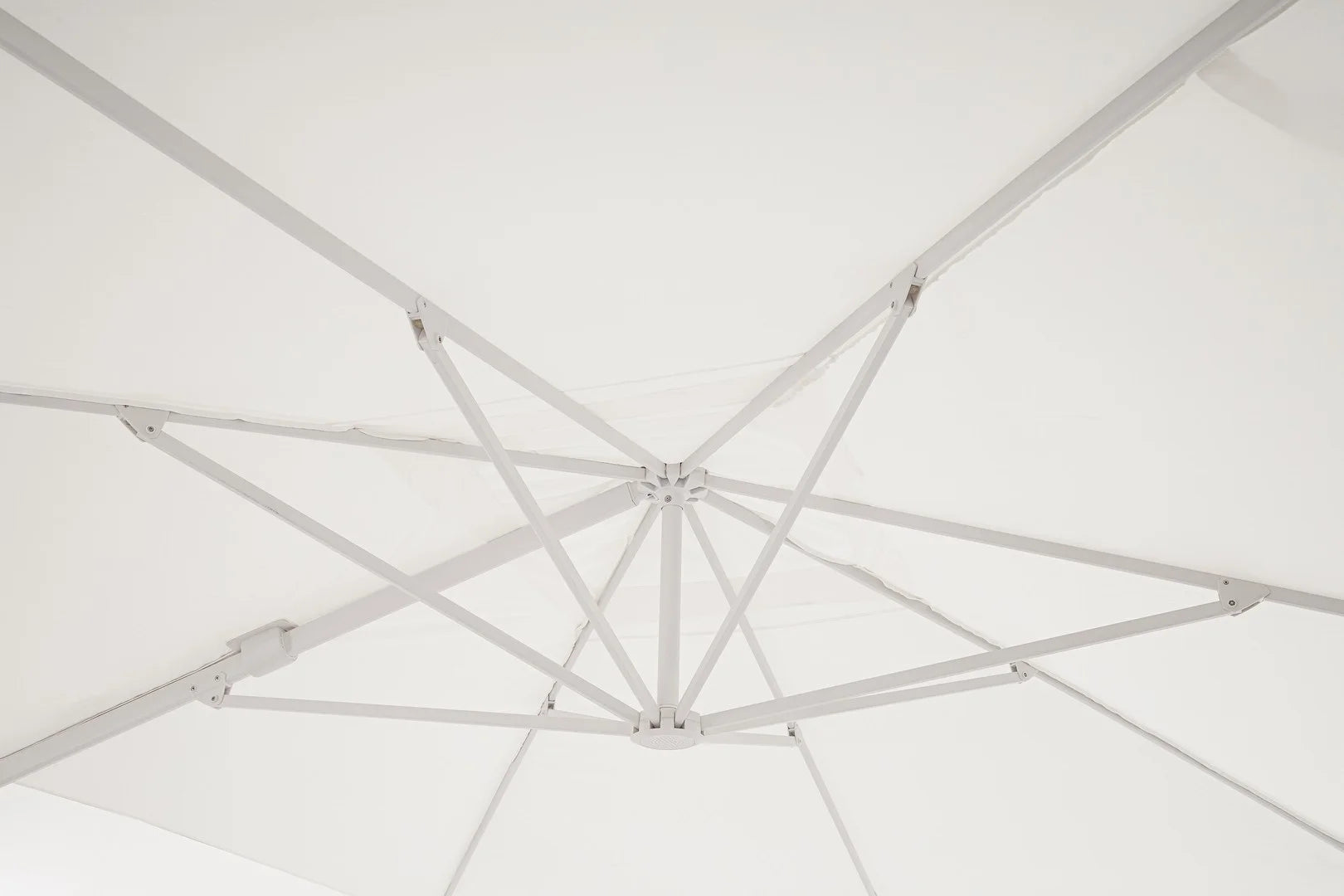 Ombrellone a sospensione VEGA con palo in alluminio e telo bianco 3×3